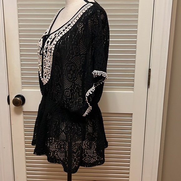 199. Charming Charlie Rain Crocheted Top in Black with White, Size Medium - Picture 10 of 16
